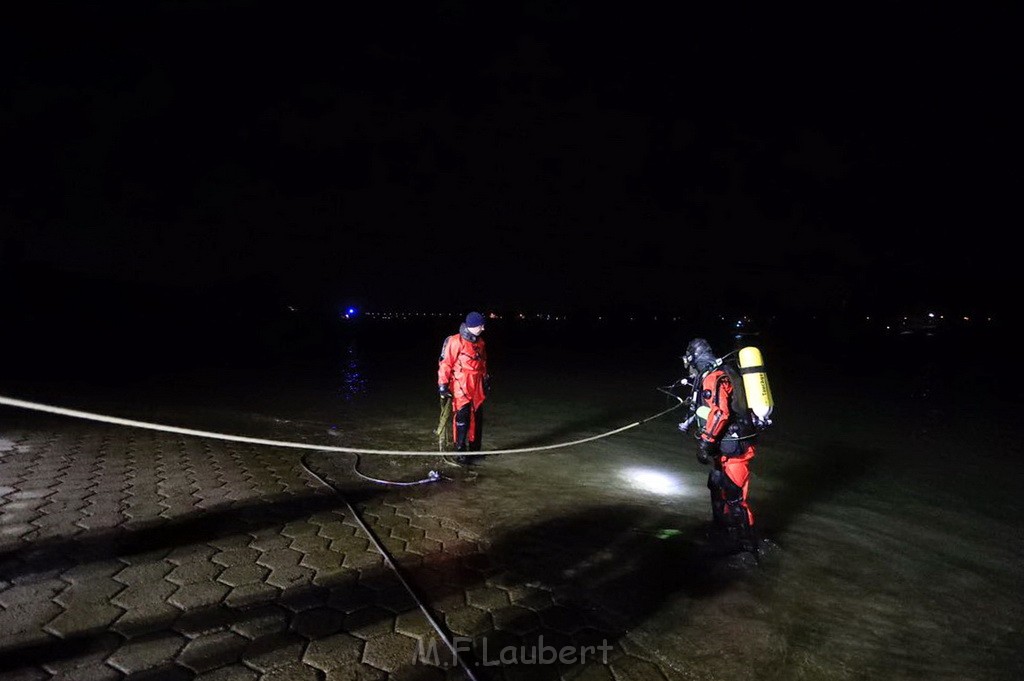 PKW im Rhein Koeln Merkenich neben dem Hitdofer Faehranleger P09.jpg